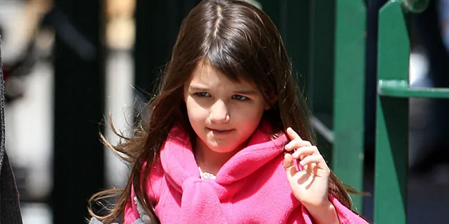 Ada Pesan Manis di Perban Tangan Suri Cruise