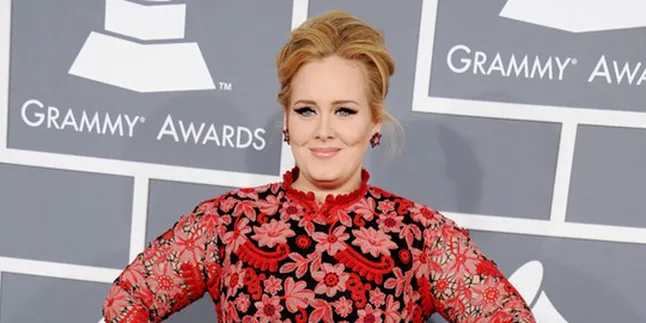 Ada Tato Misterius di Belakang Telinga Adele
