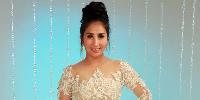 Ada Urusan di Luar Negeri, Ratna Dilla Tidak Hadir di Sidang Cerai Perdananya