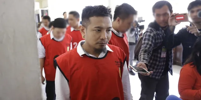 Ada Wanita Cantik yang Ditangkap Bersama Zul Zivilia, Siapa Dia? Ada Wanita Cantik yang Ditangkap Bersama Zul Zivilia, Siapa Dia?