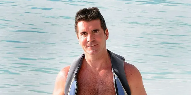 Ada Wanita Misterius di Pangkuan Simon Cowell