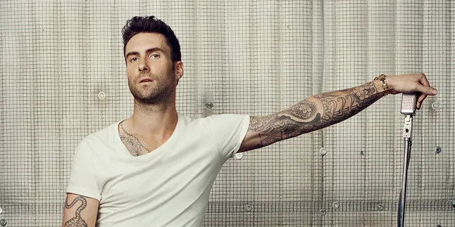 Adam Levine - Behati Prinsloo Umumkan Pertunangan
