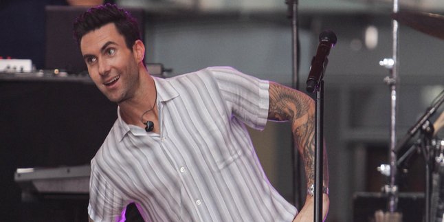 Adam Levine Diserang 'Pesumo' Saat Konser, Kok Bisa?