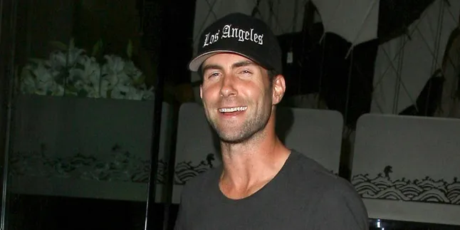 Adam Levine Hampir Jatuh Saat Melamar Behati Prinsloo