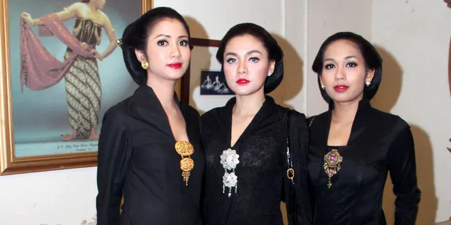 Ade Andrini dan Vicky Shu Ramaikan Ritual Malam Satu Suro