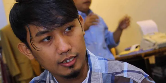 Ade Teamlo dan Rambut Palsu Ala Dora