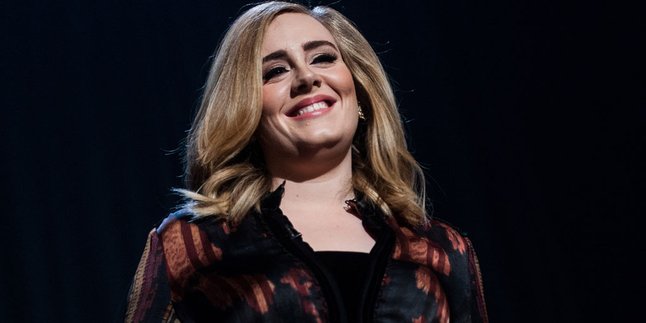 Adele Minta Maaf Karena Mengumpat di 'Tribute George Michael'