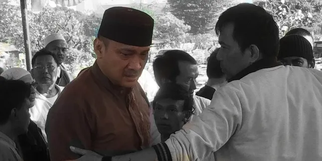 Adi Bing Slamet Iqomah di Makam Ibu, Ayudia Juga Sempat Datang