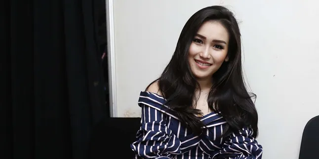Adik Ayu Ting Ting Masuk Rumah Sakit, Umi Kalsum Unggah Foto & Ucap Doa Adik Ayu Ting Ting Masuk Rumah Sakit, Umi Kalsum Unggah Foto & Ucap Doa