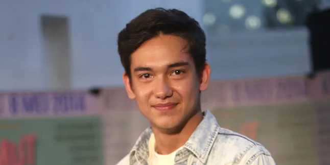 Adipati Dolken dan Marcel Darwin Buka Warung Bebek Garing
