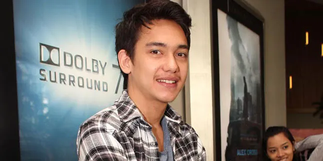 Adipati Dolken Jelajah Internet Demi Perankan Pemuda 40-an