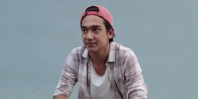 Adipati Dolken Siap Jalani Puasa dan Lebaran di Inggris Adipati Dolken Siap Jalani Puasa dan Lebaran di Inggris