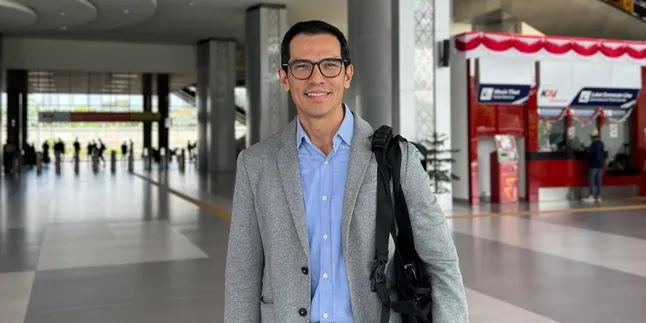 Adrian Maulana Chooses Public Transportation to the Office