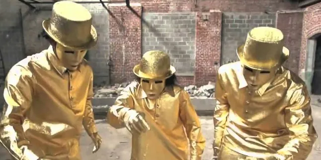 Adu Dance Dubstep Manusia vs Patung Robot, Cetar Banget