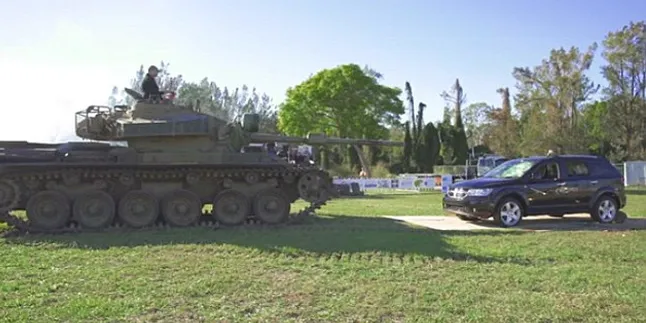Adu Kuat Mobil VS Tank, Siapa Yang Bakal Menang?
