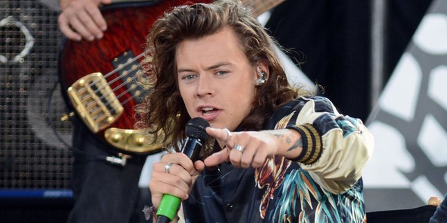 Aduh! Kaki Harry Styles Patah Ketika Manggung