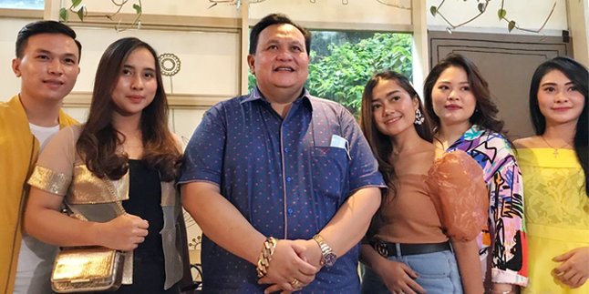 Famous Lawyer Minola Sebayang Launches Five Singers from Karo