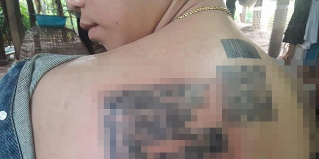 Agar Efisien, Seorang Wanita Buat Tato KTP & Barcode di Tubuhnya