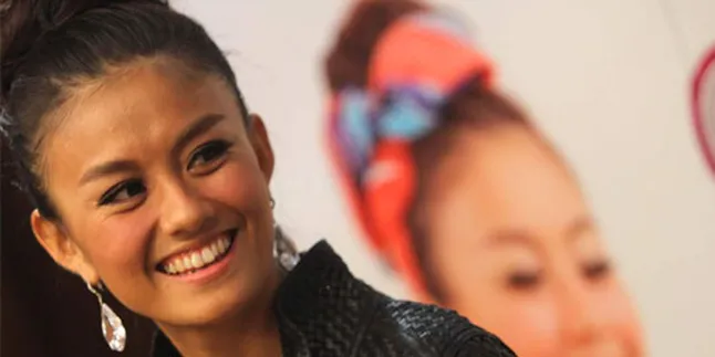 Agnes Monica Layani 200 Penggemar Berfoto Bersama