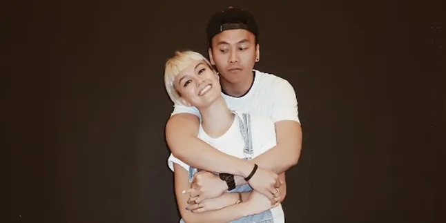 Agnez Mo Pajang Foto Bareng Chris Brown, Wijin Posting Status Galau