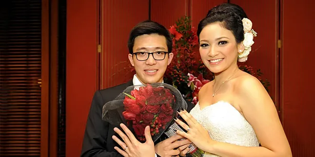 Agni Pratista Dikaruniai Bayi Laki-Laki