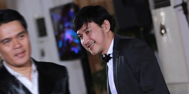 Agus Kuncoro dan Julia Perez Berebut Kursi di 'CALEG BY ACCIDENT' Agus Kuncoro dan Julia Perez Berebut Kursi di 'CALEG BY ACCIDENT'