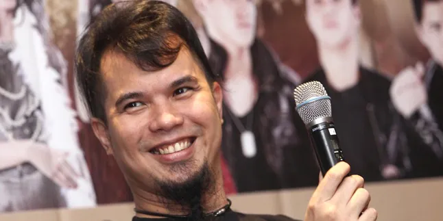 Ahmad Dhani Ingin Foto Maia Ikut Dipajang di Tempat Karaokenya Ahmad Dhani Ingin Foto Maia Ikut Dipajang di Tempat Karaokenya