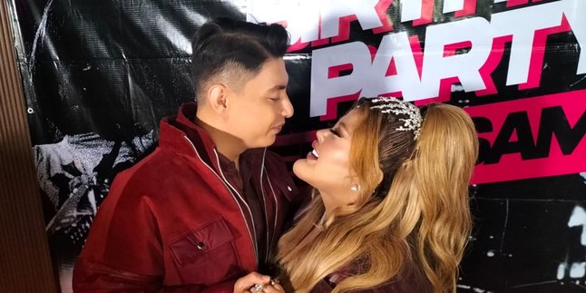 Ahmad Dhani Becomes a Surprise Gift for Shindy Samuel's Husband