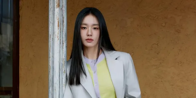 Ahn Eun Jin Nekat Menyamar Jadi Ibu Demi Mendapatkan Pekerjaan di "Dynamite Kiss" Ahn Eun Jin Nekat Menyamar Jadi Ibu Demi Mendapatkan Pekerjaan di "Dynamite Kiss"