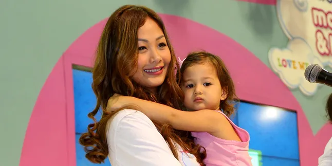 Aih, Lucunya Anak Indah Kalalo Ketika Jadi Babysitter