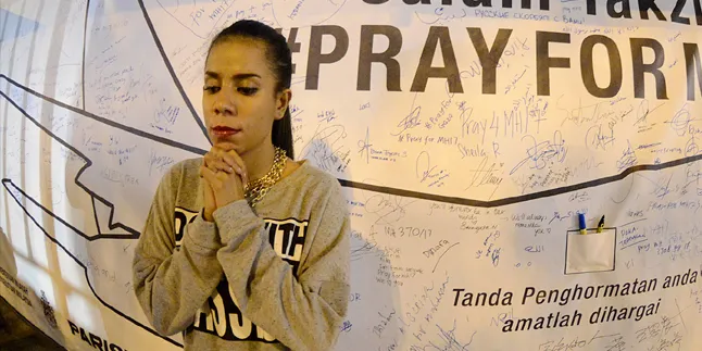 Air Mata Doa Nowela Mikhelia Untuk Korban MH17