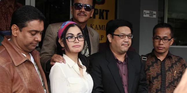 Air Mata Iringi Laporan Camel Petir ke Polda Metro Jaya