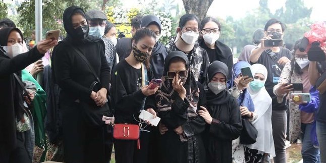 Unstoppable Tears, Chintami Atmanegara Accompanies Oddie Agam's Body to His Final Resting Place