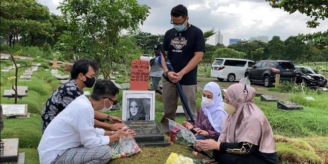 Unstoppable Tears When Ferry Maryadi, Deswita, and Hedi Yunus Visit Rina Gunawan's Grave