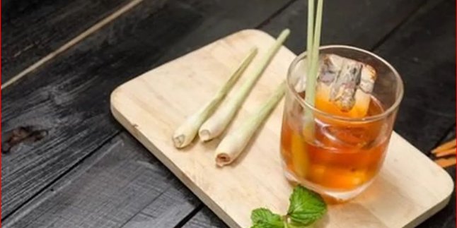 Boiled Lemongrass Water with Tea and Lemon, a Healthy Drink to Prevent Cholesterol