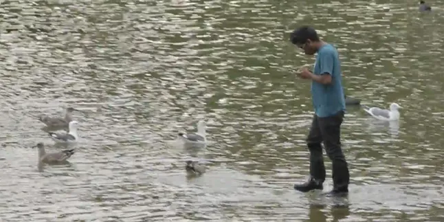 Ajaib, Pria Ini Bisa Jalan di Air!