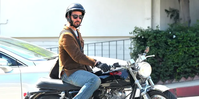 Ajak Foto Bareng, Keanu Reeves Bikin Pasangan Pengantin Ini Makin Bahagia