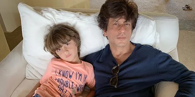 Ajak Keluarga Liburan ke Maldives, Shahrukh Khan Asyik Snorkeling Bareng AbRam