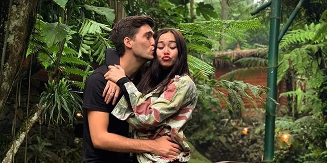 Akad Nikah, Suami Aura Kasih Lancar Ijab Kabul dengan Bahasa Indonesia