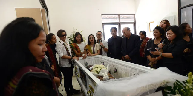 Akan Dikebumikan, Fans Eddy Silitonga Beri Penghormatan Terakhir