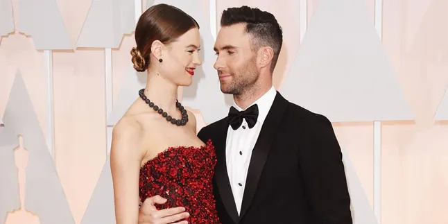 Akan Lahir, Adam Levine Unggah Foto Hamil Behati Prinsloo