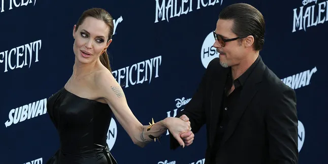 Akhirnya Brad Pitt - Angelina Jolie Menikah Setelah 10 Tahun! Akhirnya Brad Pitt - Angelina Jolie Menikah Setelah 10 Tahun!