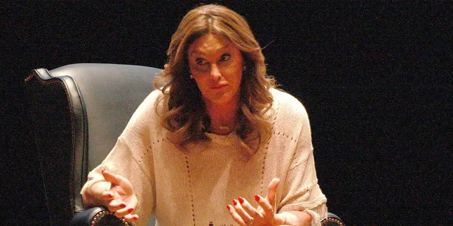 Akhirnya Caitlyn Jenner Beri Tanggapan Atas Kedekatannya Dengan Sophia Hutchins Akhirnya Caitlyn Jenner Beri Tanggapan Atas Kedekatannya Dengan Sophia Hutchins
