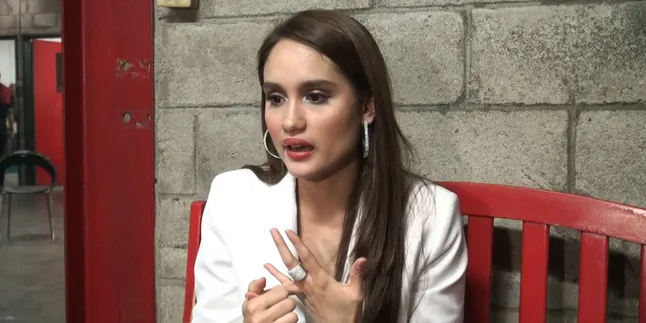 Akhirnya Cinta Laura Menanggapi Foto Dirinya Dicium Bule