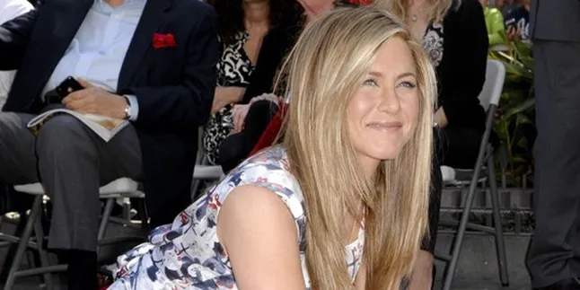 Akhirnya Jennifer Aniston Tunjukkan Cincin Pertunangan Akhirnya Jennifer Aniston Tunjukkan Cincin Pertunangan