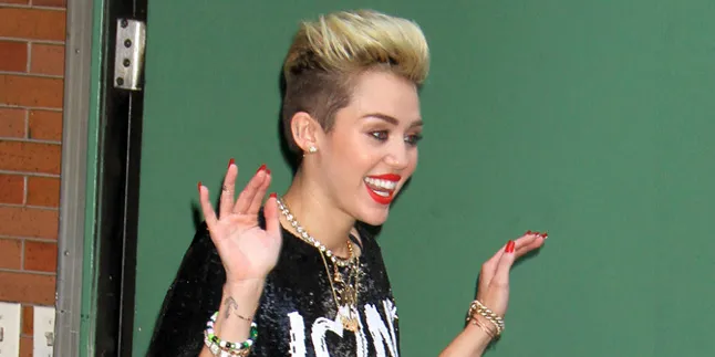Akhirnya Miley Cyrus Muncul Dengan Penampilan 'Normal'