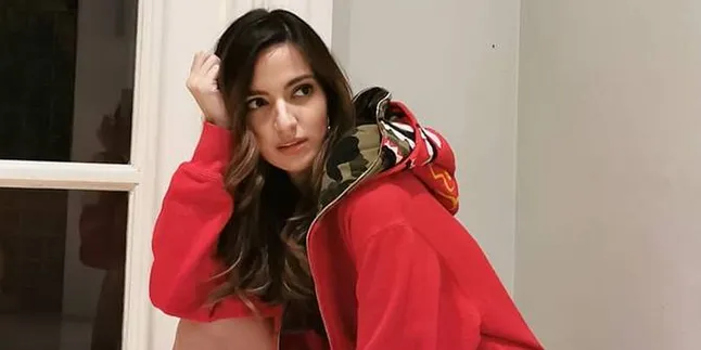 Akhirnya Nia Ramadhani Bisa Kupas Salak, Begini Aksinya Sampai Diberi Piala