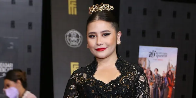 Akhirnya Wisuda Sarjana, Prilly Latuconsina Menangis Bahagia Akhirnya Wisuda Sarjana, Prilly Latuconsina Menangis Bahagia
