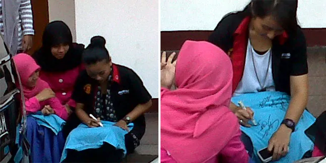 Akrab, Anak-Anak Panti Minta Tanda Tangan Tantri Akrab, Anak-Anak Panti Minta Tanda Tangan Tantri