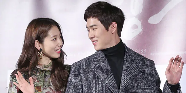 Akrab Banget, Park Shin Hye & Yoo Yeon Seok Bersandar Manis